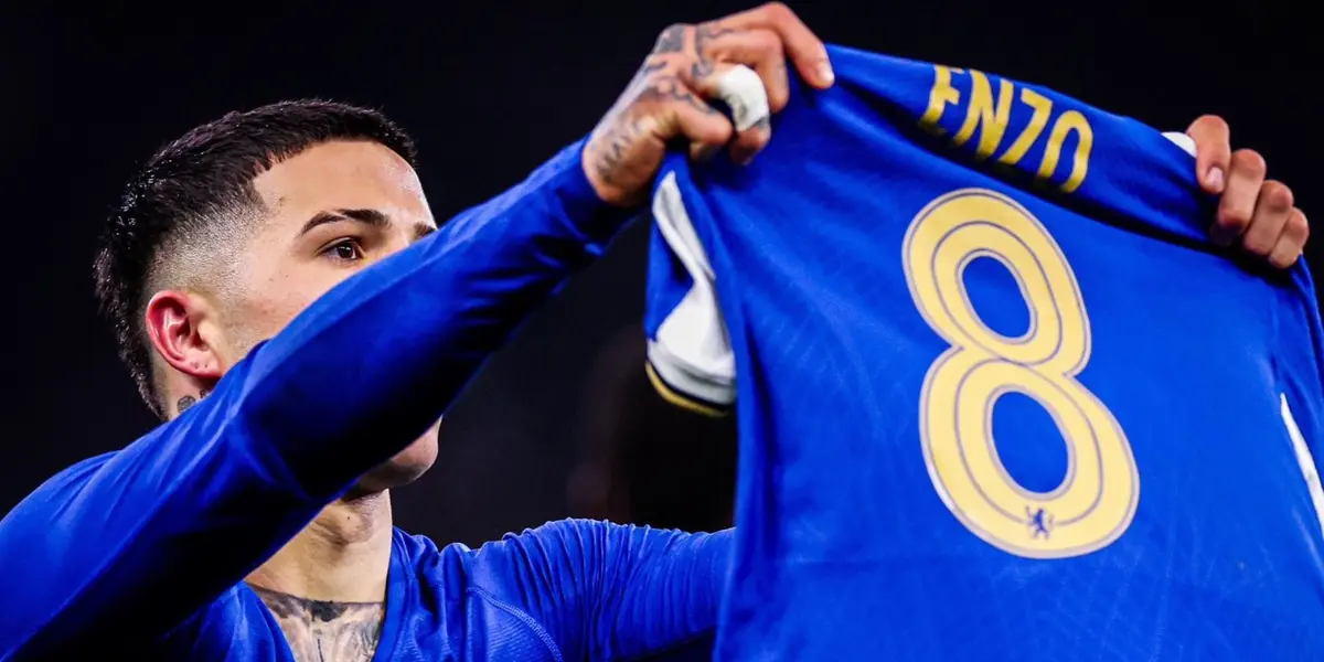 Enzo Fernández festejando su gol en Chelsea mostrando la camiseta.