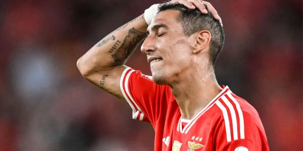 Ángel Di María, con la camiseta de Benfica, tomándose la cabeza.
