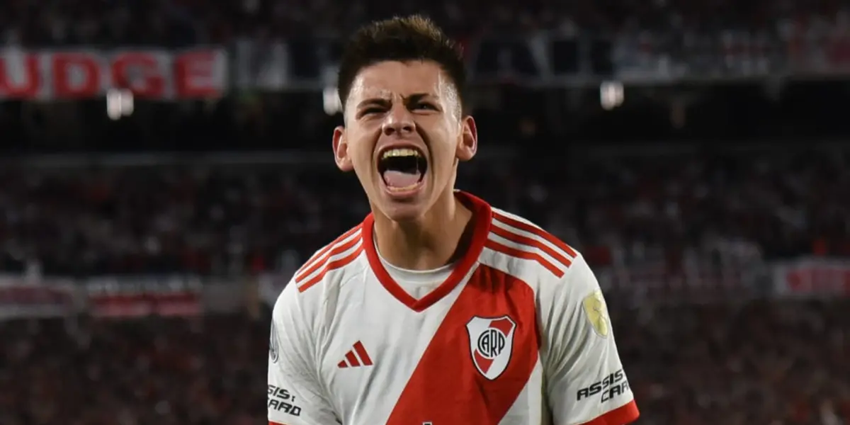 Claudio Echeverri celebrando su gol con la gente de River