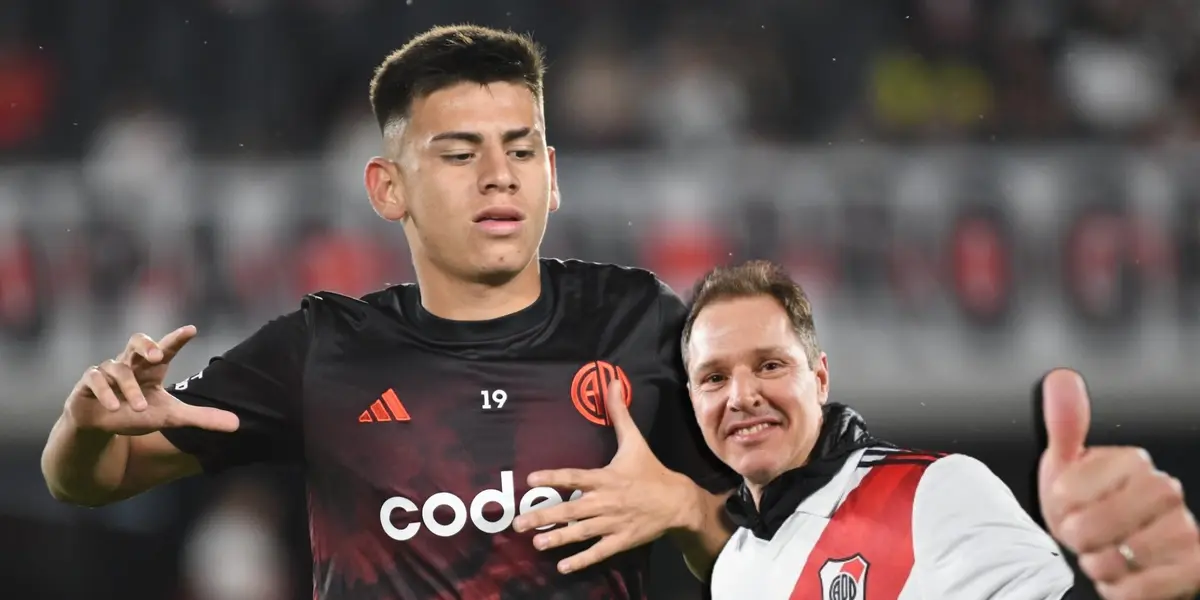Claudio Echeverri, la máxima joya de River Plate, y Jorge Brito, presidente del club.