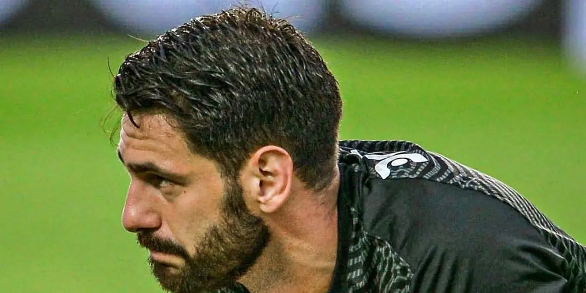 El arquero que todavía pertenece a River Plate, podría seguir jugando en el país.