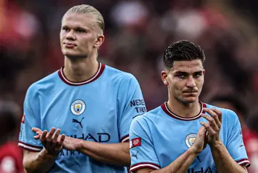 El futbolista noruego se mostró molesto por salir en el partido