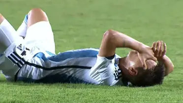 El joven futbolista tuvo que salir luego de sentir una extraña sensación