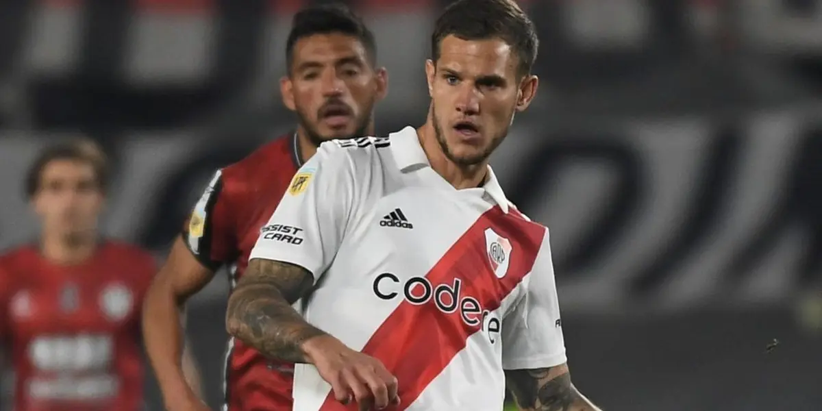 El jugador de la reserva que es mirado de cerca por Marcelo Gallardo