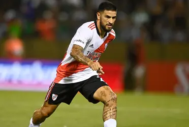 El lateral izquierdo del Millonario es mirado de reojo por un equipo del fútbol argentino