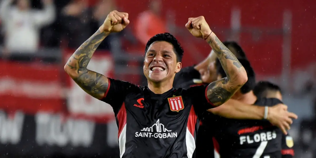 Enzo Pérez con la camiseta de Estudiantes tras la victoria frente a Boca Juniors.