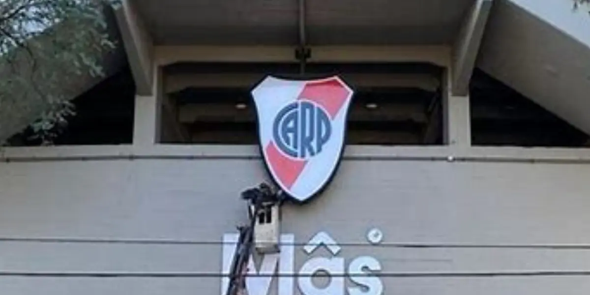 Este martes colocaron el nuevo escudo del club arriba del nuevo nombre