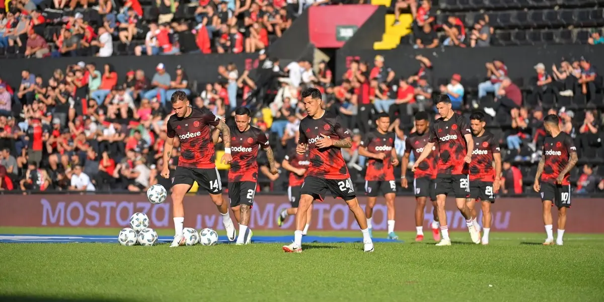 Estos tres futbolistas están jugando un pésimo partido y los hinchas están que arden con ellos.