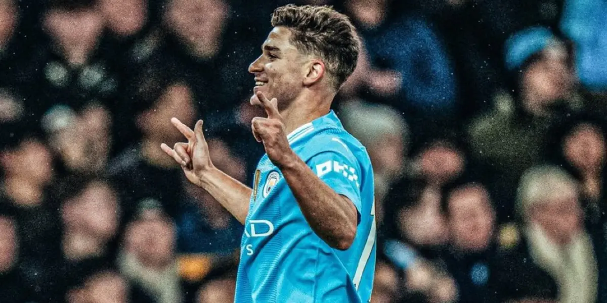 Festejo de Julián Álvarez a lo hombre araña