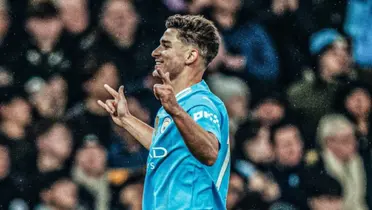 Festejo de Julián Álvarez a lo hombre araña