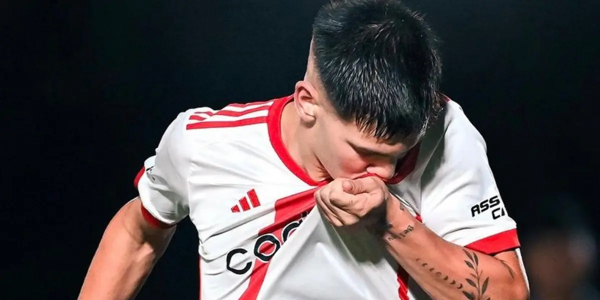 Franco Mastantuono besándose el escudo de River