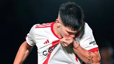 Franco Mastantuono besándose el escudo de River