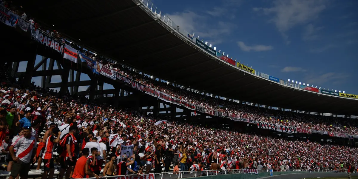 Hinchada de River Plate en el Kempes