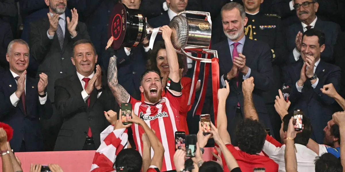 Iker Muniain levantando la Copa del Rey en España.