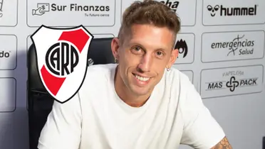 Iván Rossi firmando su contrato con Platense y a su lado, el escudo de River.