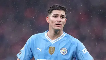 Julián Álvarez bajo la lluvia en Manchester