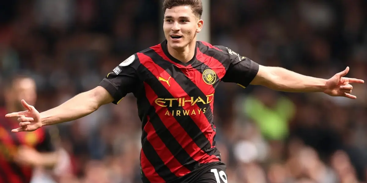 Julián Álvarez celebrando su gol a lo hombre Araña