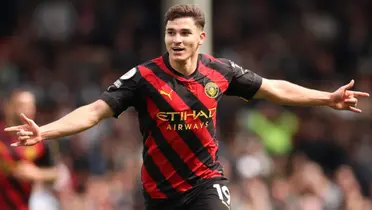 Julián Álvarez celebrando su gol a lo hombre Araña