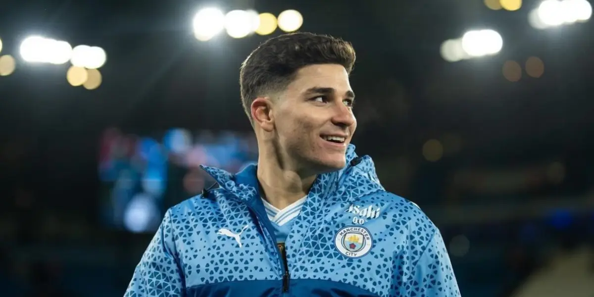 Julián Álvarez sonriendo en Manchester City