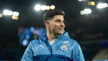 Julián Álvarez sonriendo en Manchester City