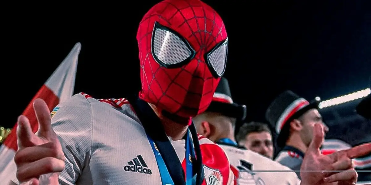 Julián Álvarez vestido como Spiderman