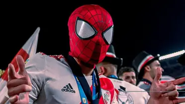 Julián Álvarez vestido como Spiderman