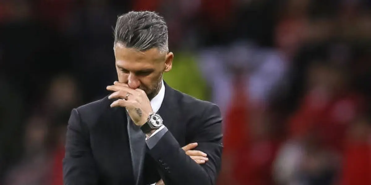 Los hinchas no pueden creer lo que está haciendo y le soltaron la mano