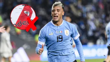 Luciano Rodríguez con Uruguay y la camiseta de River a su lado.