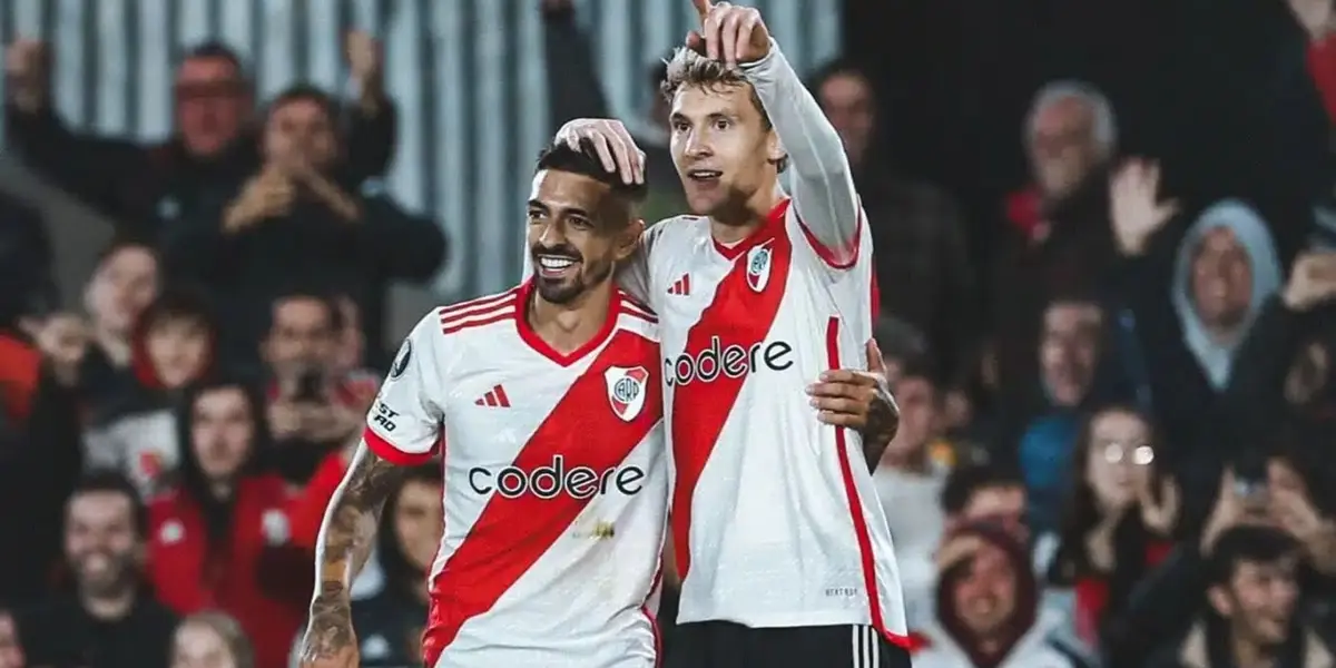 Manuel Lanzini junto a Facundo Colidio en un partido de River Plate.