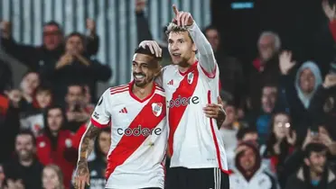 Manuel Lanzini junto a Facundo Colidio en un partido de River Plate.