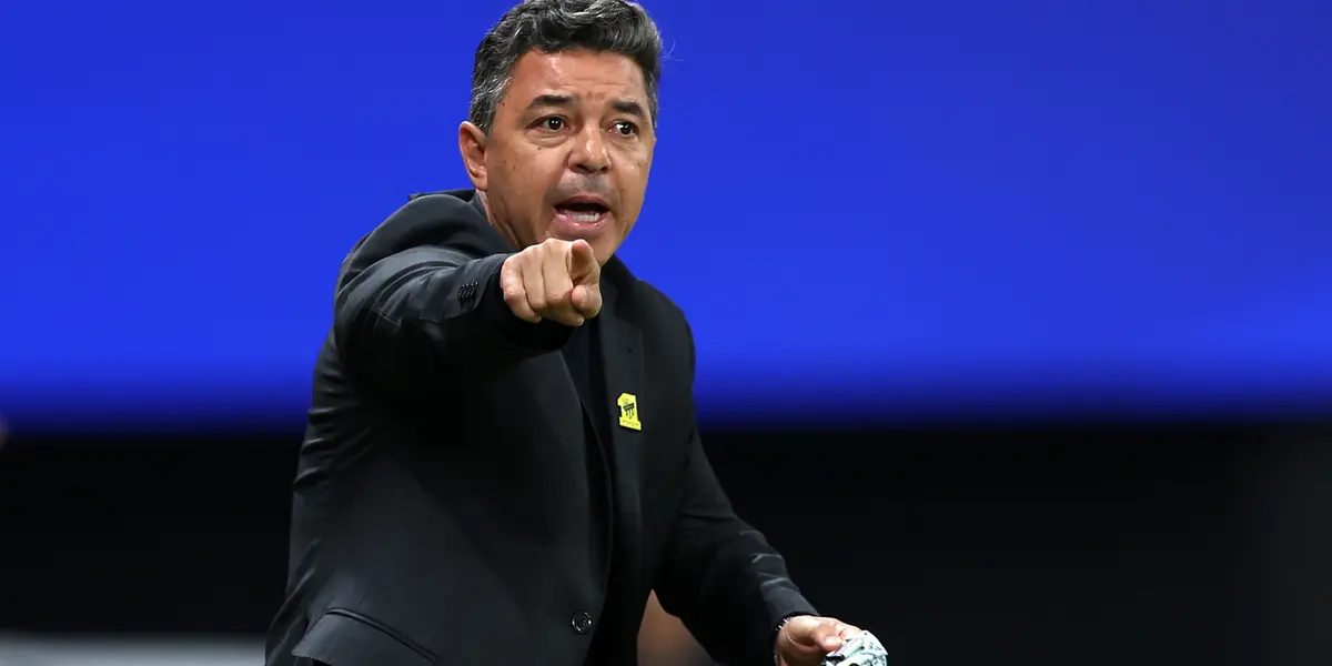 Marcelo Gallardo dirigiendo al Al Ittihad