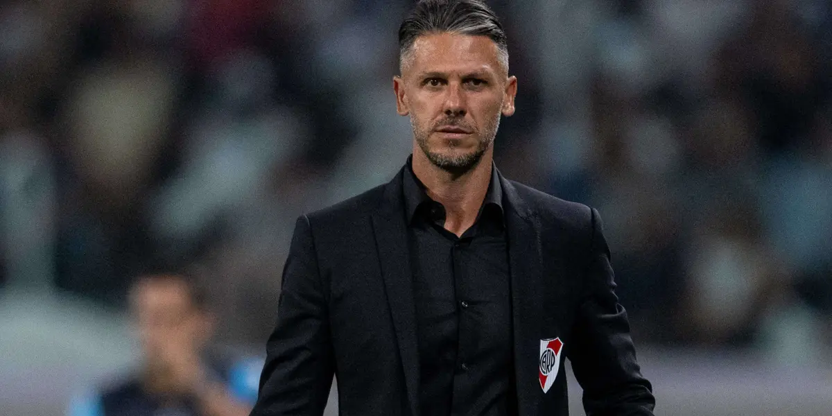 Martín Demichelis de traje dirigiendo a River.