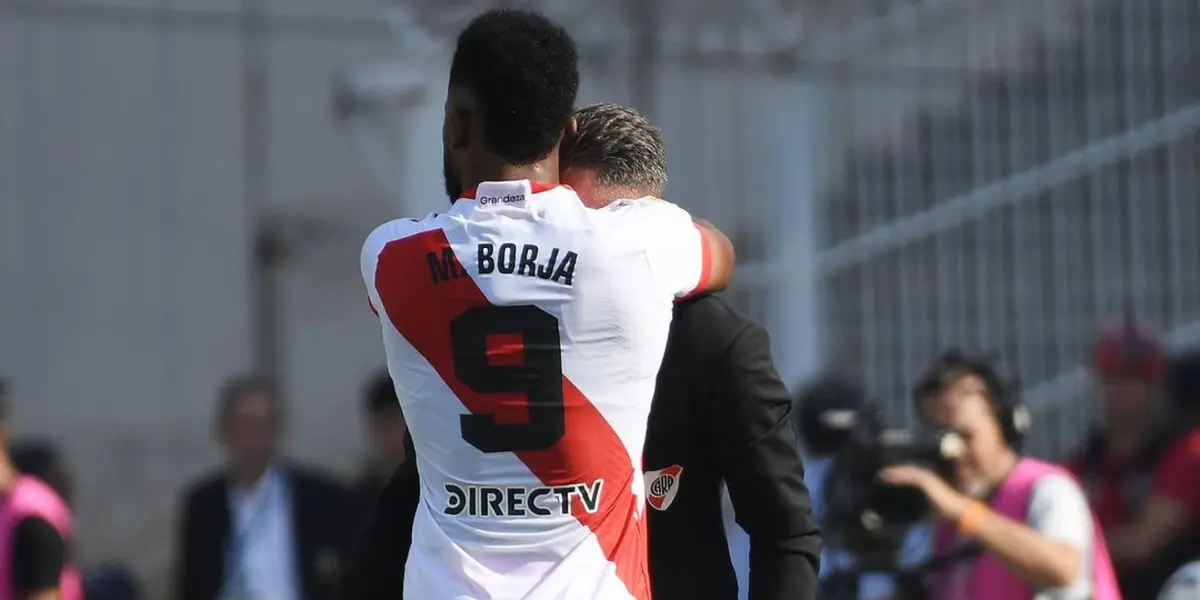 Miguel Borja abrazando a Martín Demichelis