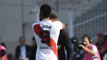 Miguel Borja abrazando a Martín Demichelis