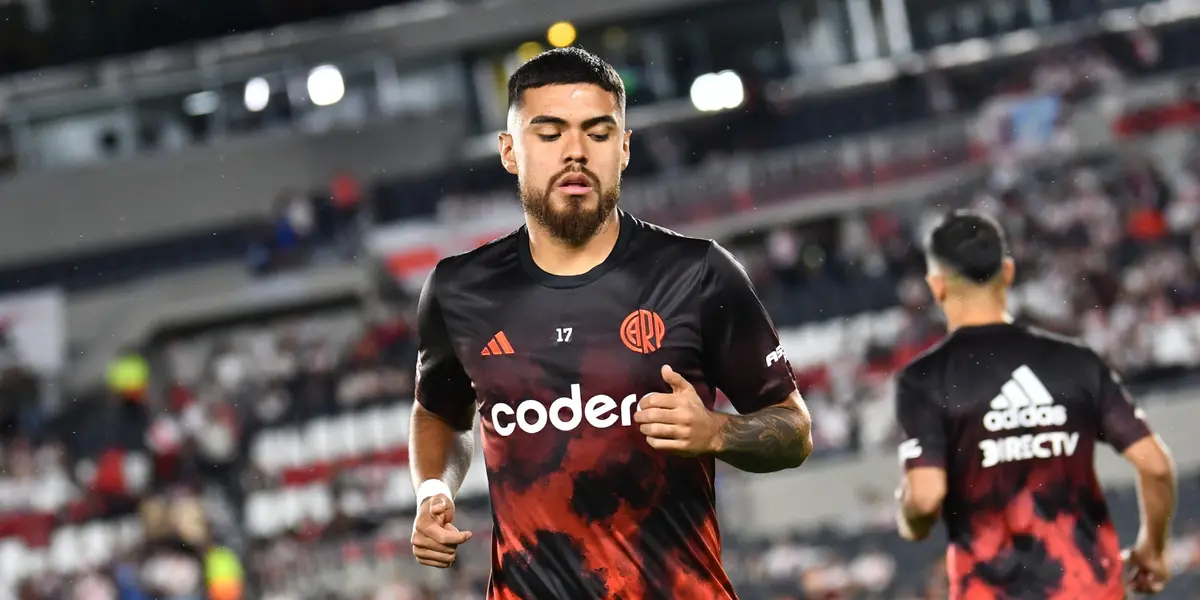 Paulo Díaz en la previa a un partido con la ropa de entrenamiento de River Plate.