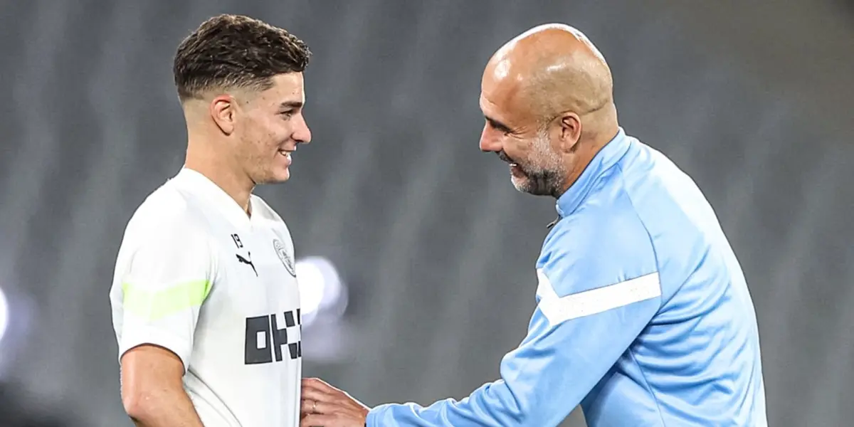 Pep Guardiola y Julián Álvarez