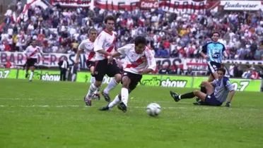 Pipino Cuevas marcándole gol a Racing en el Monumental