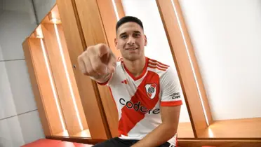 Rodrigo Villagra con la camiseta de River Plate.